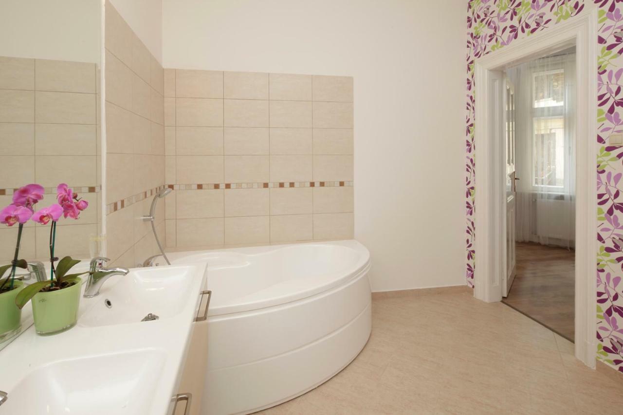 Urban Haven - 3 Beds, 3 Baths, Free Parking, Near Central Market Budapest Exteriör bild