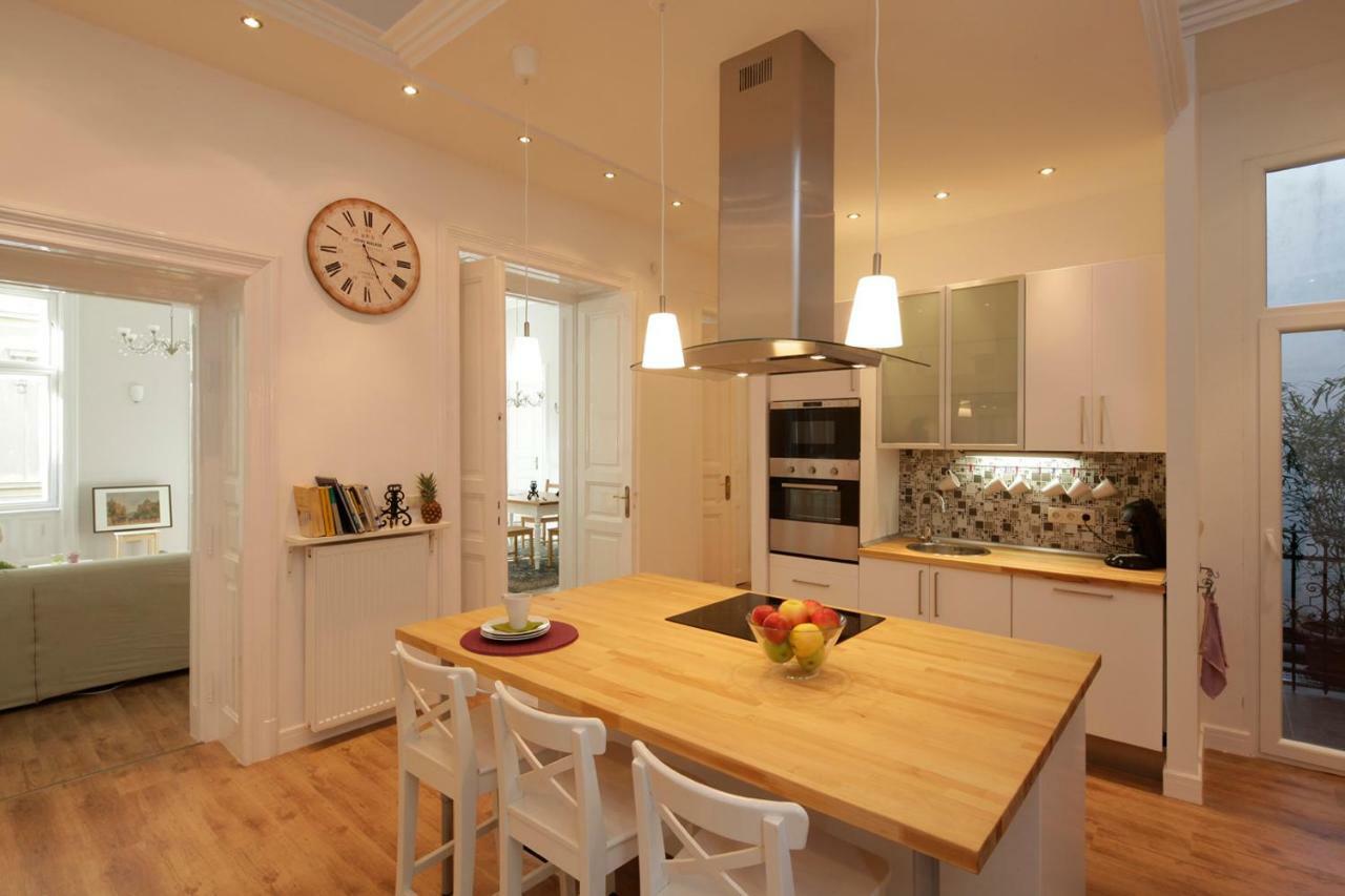 Urban Haven - 3 Beds, 3 Baths, Free Parking, Near Central Market Budapest Exteriör bild