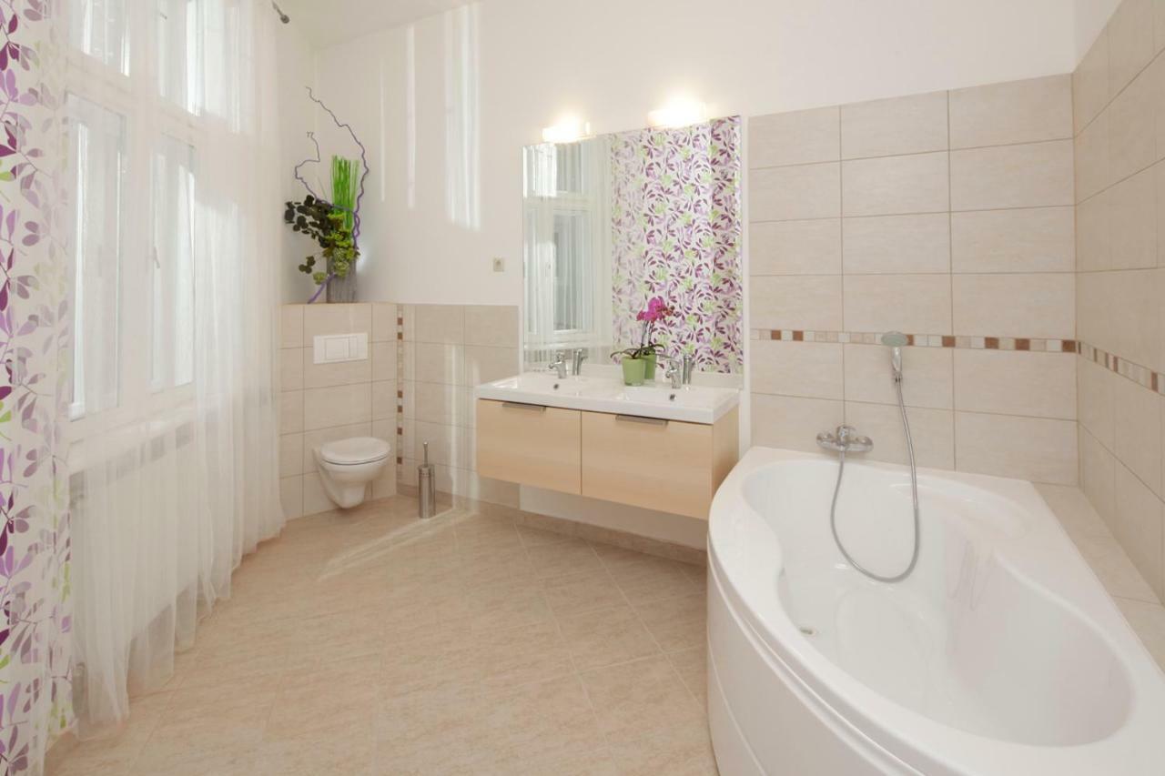 Urban Haven - 3 Beds, 3 Baths, Free Parking, Near Central Market Budapest Exteriör bild